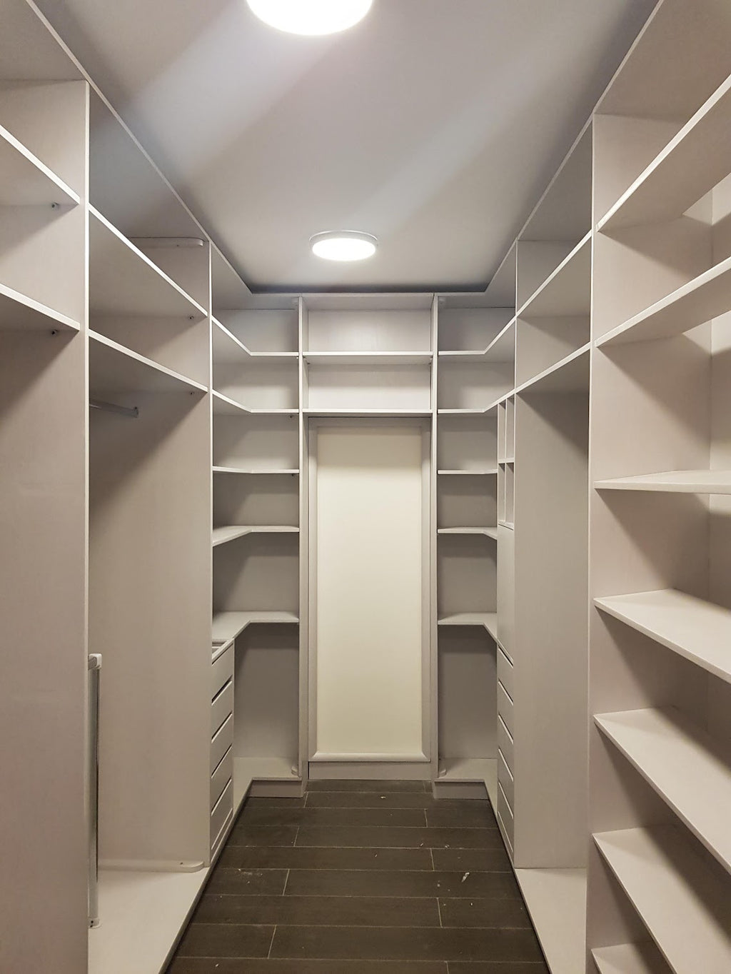 Open U-Shaped Walk in Closet – WoodWorkersEG