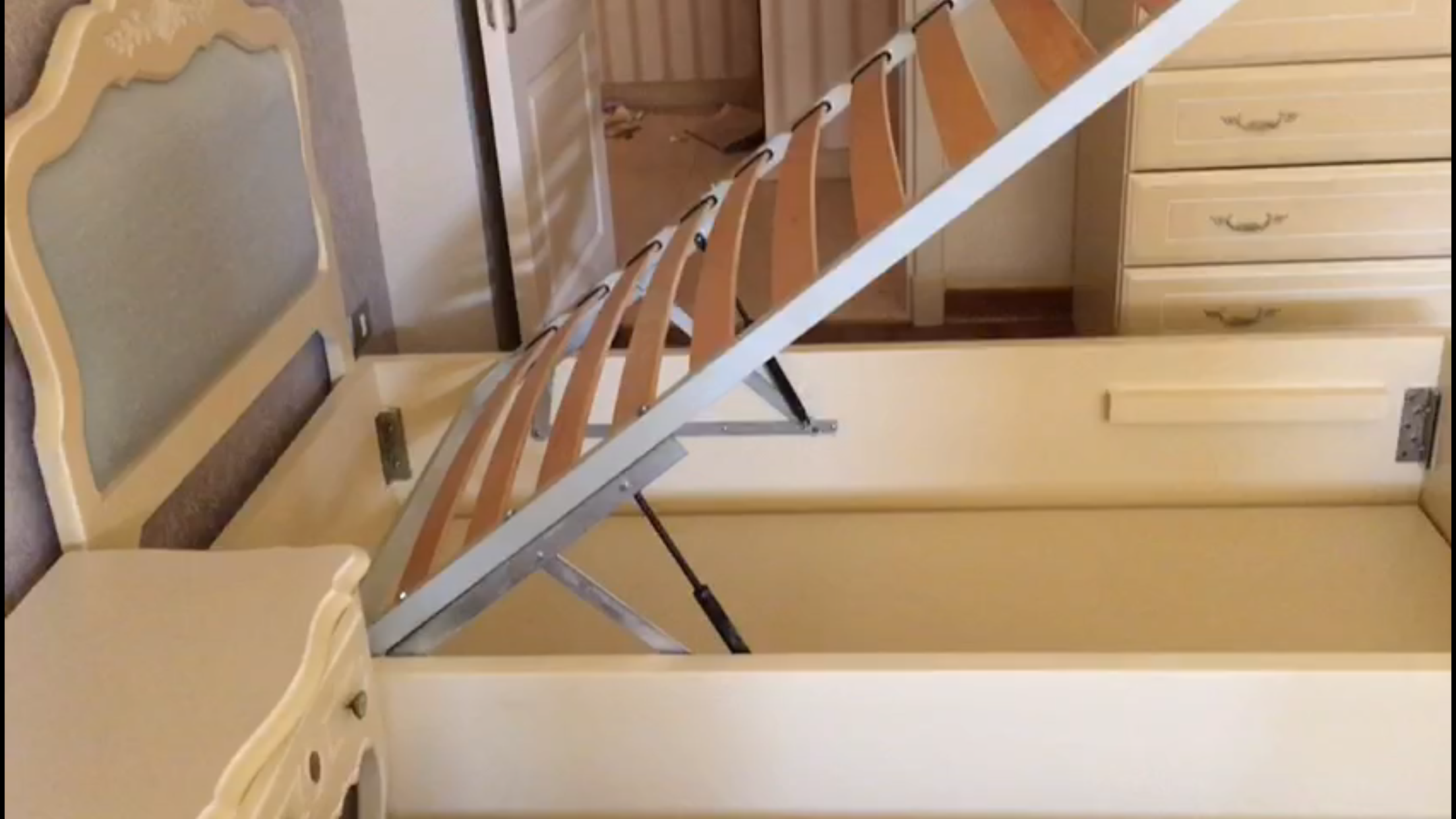 Classic Bed with  Mechanism