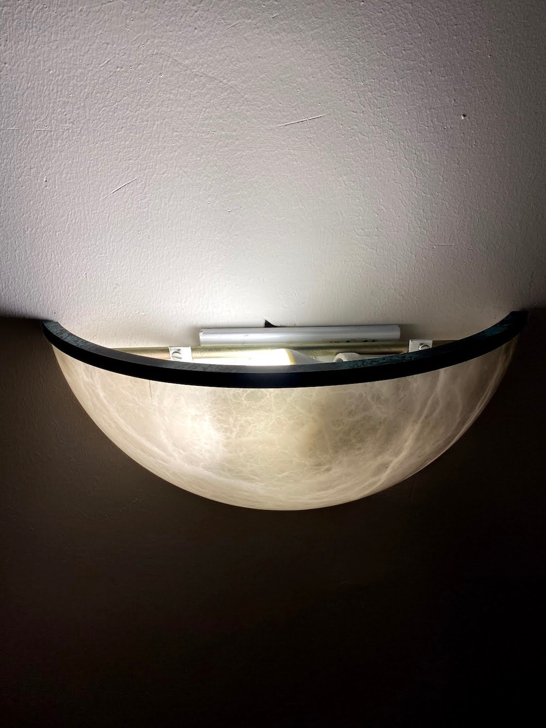 Round Alabaster Lamp With Metal Outline