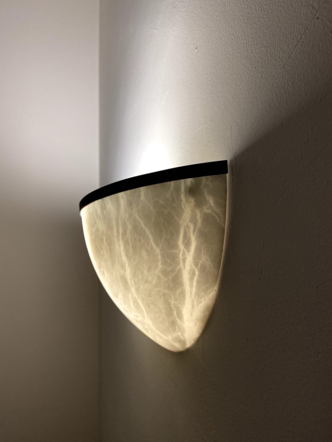 Round Alabaster Lamp With Metal Outline