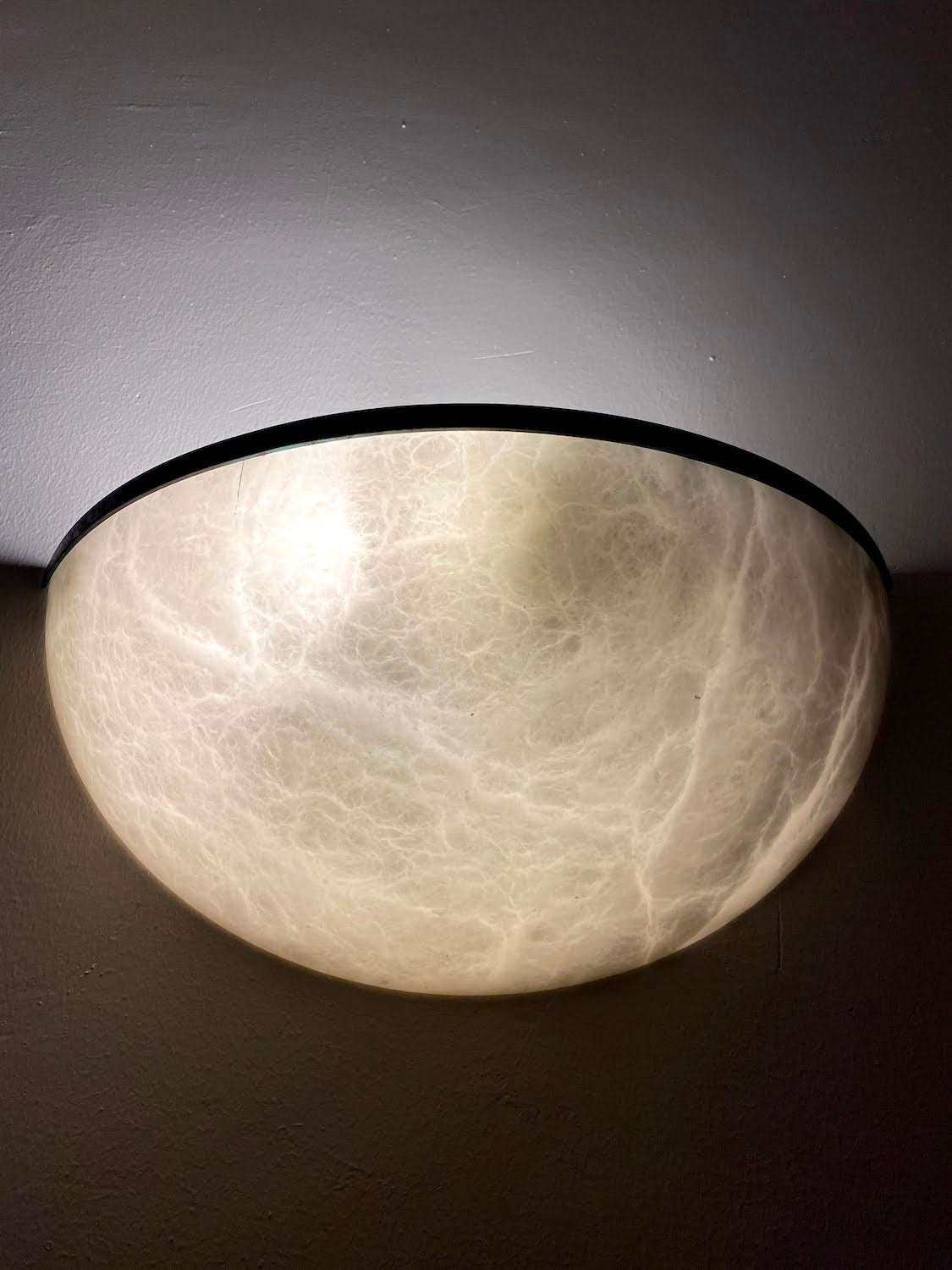 Round Alabaster Lamp With Metal Outline