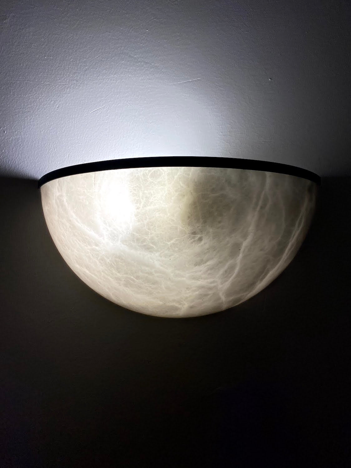 Round Alabaster Lamp With Metal Outline