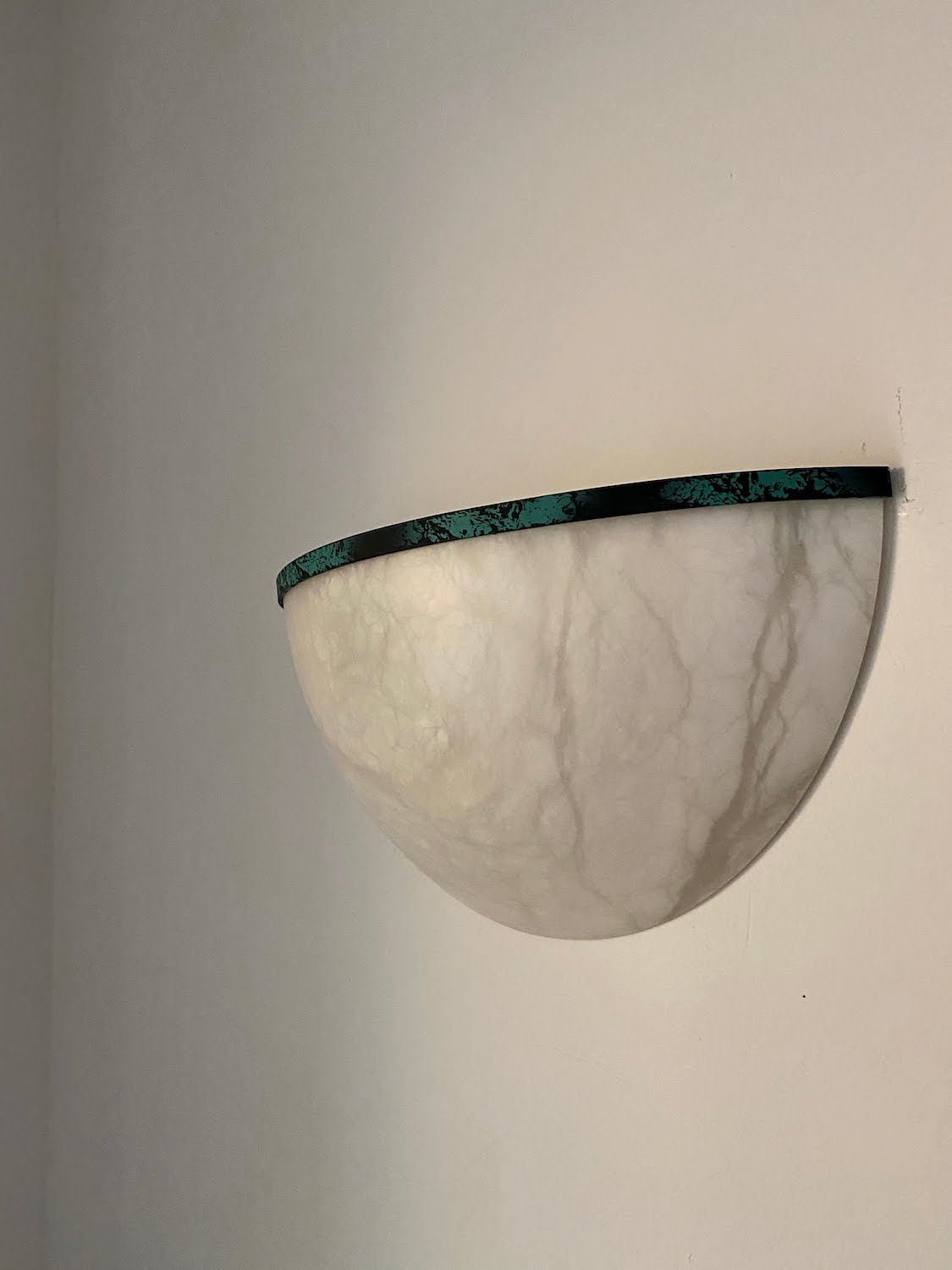 Round Alabaster Lamp With Metal Outline