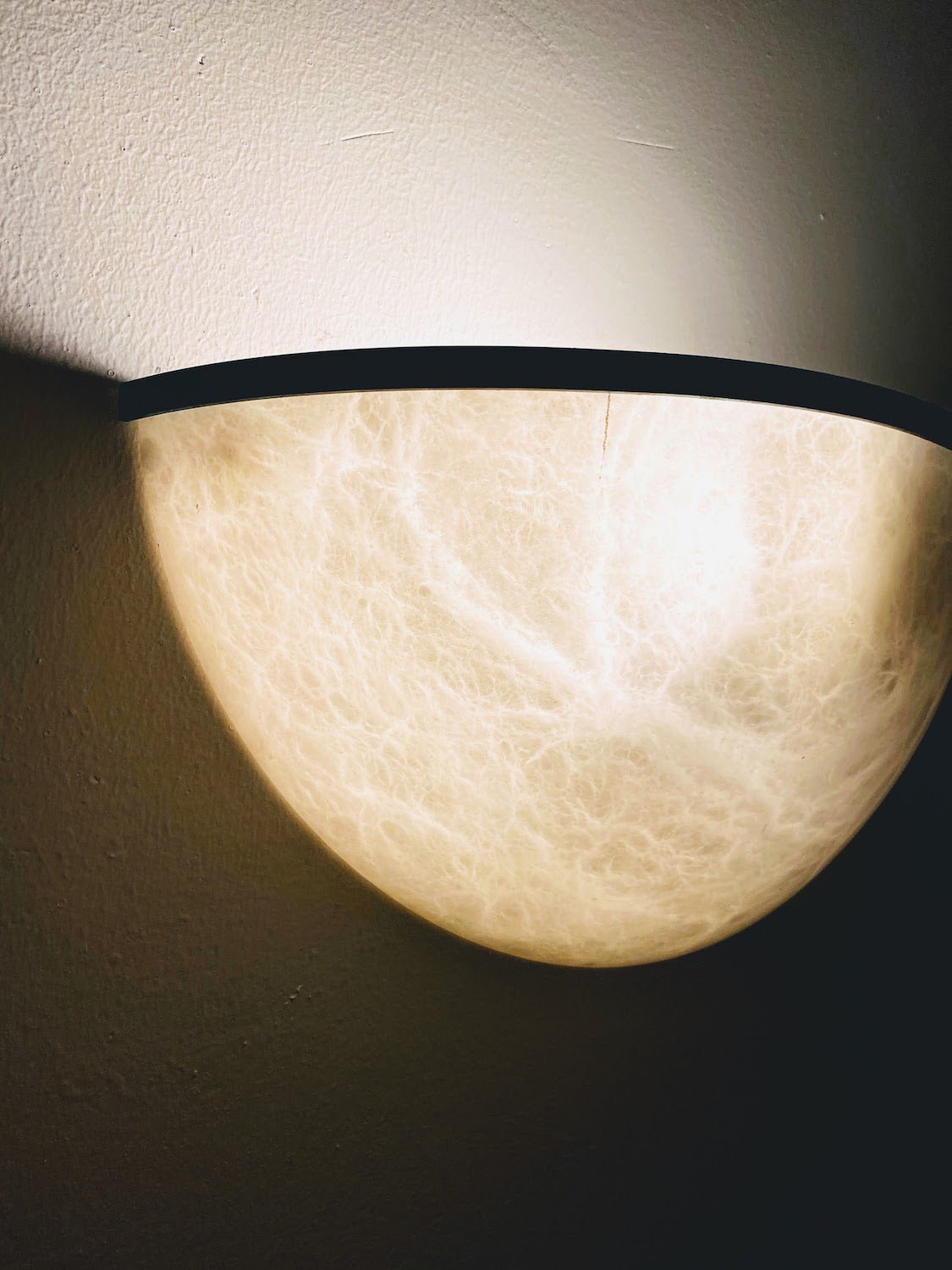 Round Alabaster Lamp With Metal Outline