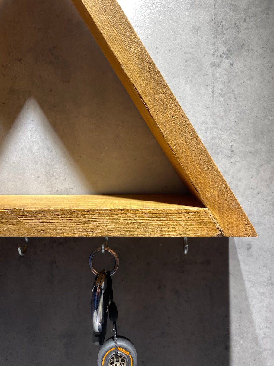 Triangle-Key-Shelf